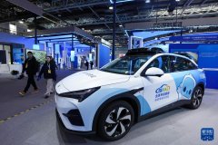 一位工做人员正在演示一款可用于从动驾驶取机 